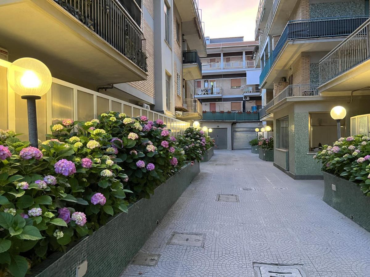 Lotus - Appartamento Sul Mare A Ostia Con Giardino Relax Ngoại thất bức ảnh